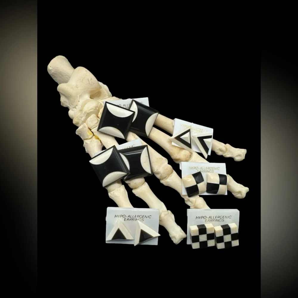 Vintage NOS 14K Yellow Gold Ivory Bone and Horn Inlayed Post Earrings 1” - Picture 5 of 5